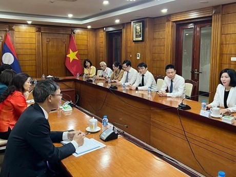 La delegación de la ciudad de Hanói, junto con funcionarios de la Embajada de Vietnam en Laos. (Fuente: hanoimoi.com.vn)