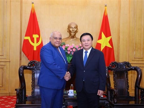 El director de la Academia de Política Ho Chi Minh y presidente del Consejo Teórico Central, Nguyen Xuan Thang, recibe al embajador de Cuba, Orlando Nicolás Hernández Guillén. Foto: VNA