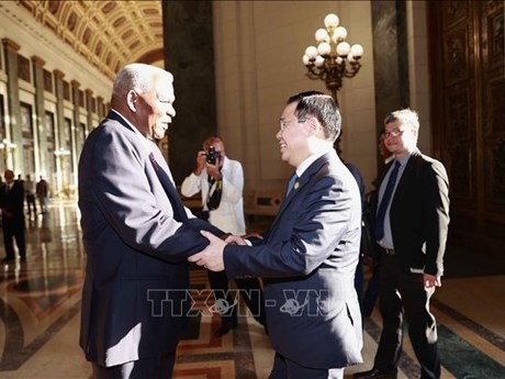 El presidente de la Asamblea Nacional del Poder Popular de la República de Cuba, Esteban Lazo Hernández, recibió al presidente de la Asamblea Nacional de Vietnam, Vuong Dinh Hue. (Foto: VNA)