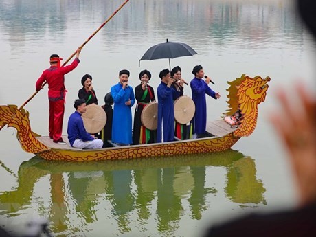 Una actuación de canto Quan ho (dúo de amor), uno de los patrimonios culturales inmateriales de la humanidad de la Unesco en Vietnam (Foto: VNA)