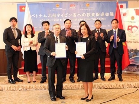 Una ceremonia de entrega del Memorando de entendimiento de la cooperación entre la compañía vietnamita de Viglecera y el socio consultor japonés en Tokio (Foto:VNA)