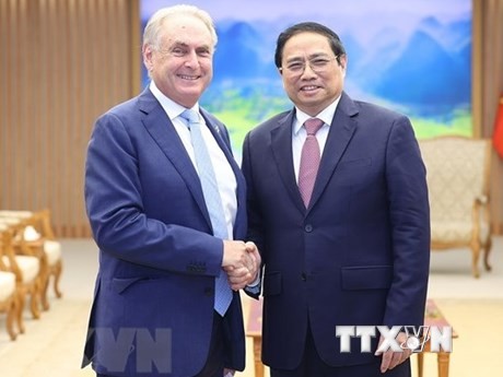 El primer ministro de Vietnam, Pham Minh Chinh (derecha), recibe al ministro de Comercio y Turismo de Australia, Don Farrell (Foto:VNA)