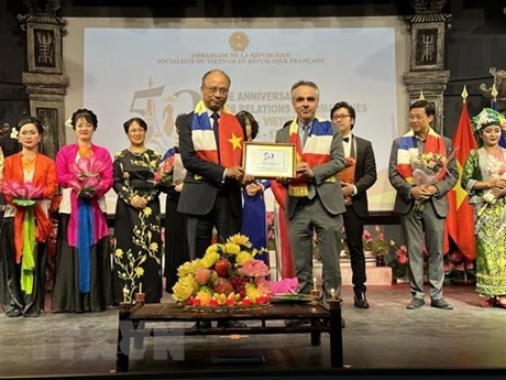 El embajador vietnamita en Francia, Dinh Toan Thang (izquierda), entrega un obsequio a Benoit Guidée, director para Asia y Oceanía del Ministerio francés para Europa y Asuntos Exteriores (Foto: VNA)