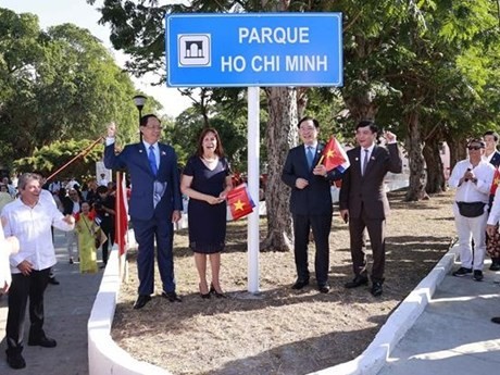 El presidente de la Asamblea Nacional, Vuong Dinh Hue, y funcionarios junto a la placa de identificación del Parque Ho Chi Minh en La Habana. (Foto: VNA)