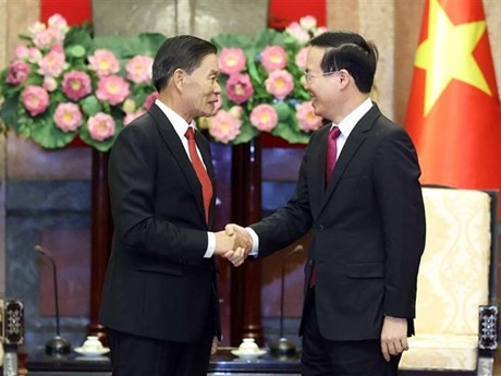 El presidente de Vietnam, Vo Van Thuong, recibe al titular del Comité Central del Frente de Construcción Nacional de Laos (FCNL), Sinlavong Khoutphaythoune.(Foto: VNA)