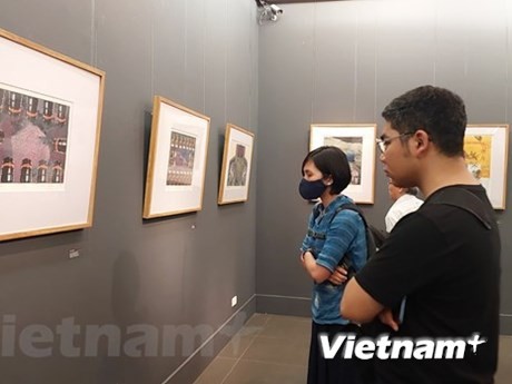 La exposición presenta las obras del veterano David Thomas y 21 artistas vietnamtias (Fuente: VNA)