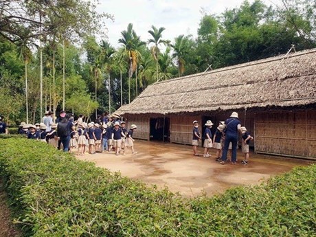 Decenas de miles de personas visitan pueblo natal del Tío Ho en efermérides