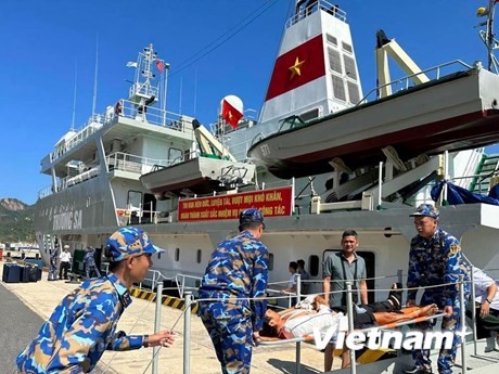 Marina vietnamita traslada a pescadores enfermos a parte continental