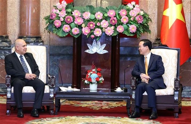 El presidente de Vietnam, Vo Van Thuong (derecha), dialoga con el miembro del Buró Político y secretario de Organización del Comité Central del PCC, Roberto Morales Ojeda. (Fotografía: VNA)