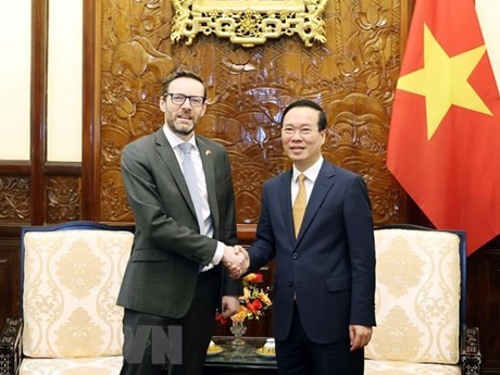 El presidente vietnamita, Vo Van Thuong (derecha), y el embajador de Reino Unido en Vietnam, Iain Frew(Fuente: VNA)