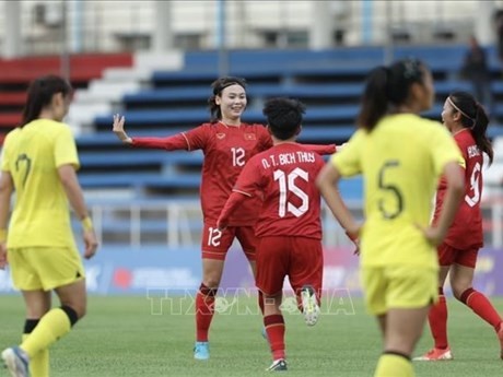 Pham Hai Yen (camisa roja), después de anotar el primer gol para la selección de Vietnam (Fuente: VNA)