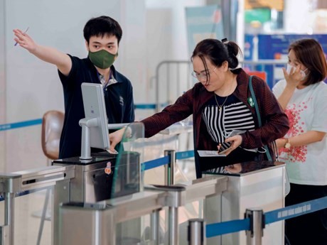 Los viajeros se identifican en un aeropuerto (Fuente: VNA)
