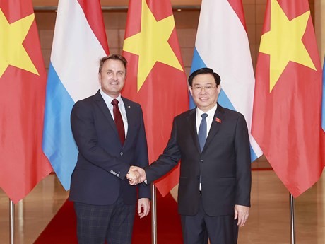 El presidente de la Asamblea Nacional de Vietnam, Vuong Dinh Hue (en la derecha), y el primer ministro de Luxemburgo, Xavier Bettel (Foto:VNA)