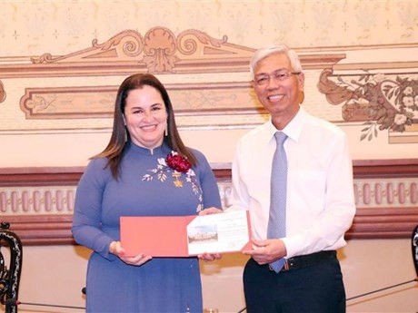 Entregan la insignia de Ciudad Ho Chi Minh a Elisa Fernández Saenz (Fuente:VNA)