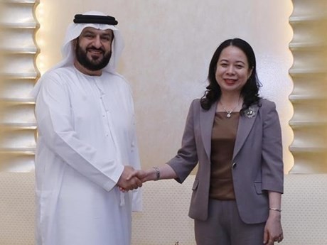 La vicepresidenta Vo Thi Anh Xuan recibe al director general de la Agencia de Noticias de los UAE (WAM) Mohamed Jalal Al Rayssi. (Foto: VNA)