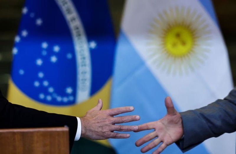El presidente argentino, Alberto Fernández, saluda a su homólogo brasileño, Luiz Inacio Lula de Silva, después del encuentro en el Palacio Alvorada en Brasilia, el 2 de mayo de 2023. Foto: Reuters 