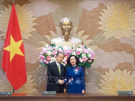Truong Thi Mai recibe a Nikai Toshihiro, presidente de la Alianza Parlamentaria de Amistad Japón- Vietnam (Fuente: VNA)