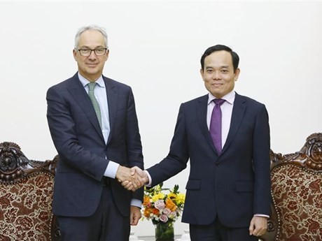 El viceprimer ministro de Vietnam Tran Luu Quang recibe al enviado especial del gobierno de Australia para el Sudeste Asiático. (Foto: VNA)