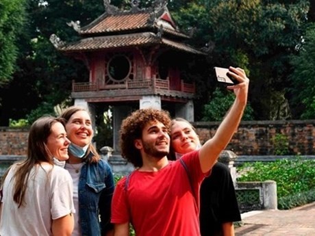 Turistas extranjeros visitan el Templo de la Literatura, en Hanói. (Fuente: VNA)