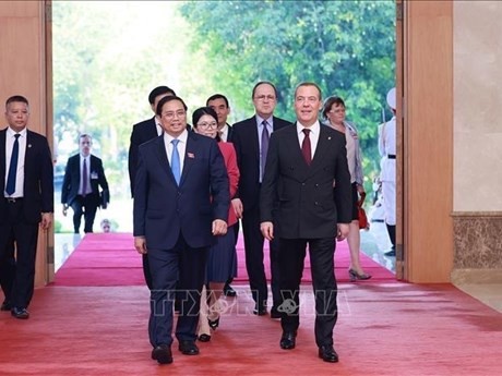 El primer ministro Pham Minh Chinh recibe a Dmitry Medvedev, presidente del partido gobernante Rusia Unida y subtitular del Consejo Seguridad. (Fuente: VNA)