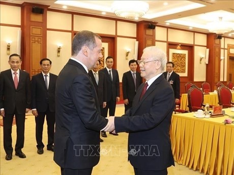 El secretario general del Partido Comunista de Vietnam, Nguyen Phu Trong (derecha), y el presidente del partido gobernante Rusia Unida y subtitular del Consejo de Seguridad, Dmitry Medvedev. (Fuente:VNA)