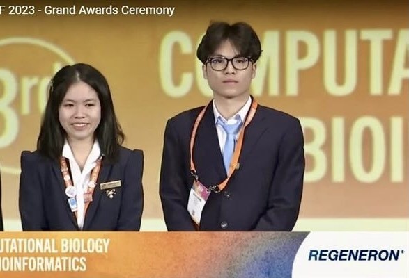 Dos estudiantes vietnamitas ganadores del tercer premio del REGENERON ISEF 2023 (Fuente: moet.gov.vn)
