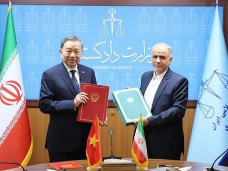 El ministro To Lam y su par de Justicia de Irán, Amin Houssein Rahimi, firmaron los acuerdos de cooperación. (Foto: VNA)