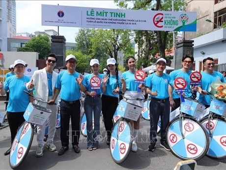 El viceministro de Salud Tran Van Thuan y los embajadores del programa de ciclismo en respuesta a la lucha contra el tabaquismo (Foto: VNA)
