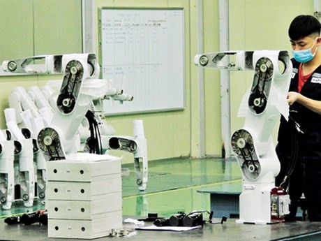Montaje de brazo robótico en empresa Seojin Vina Co., Ltd en el Parque Industrial Song Khe - Noi Hoang. (Foto http://baobaggiang.com.vn)