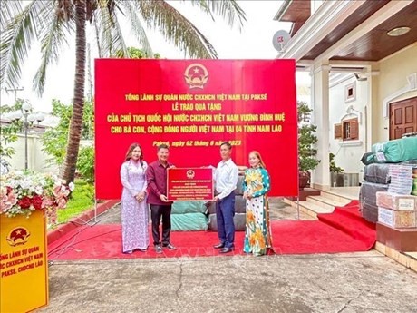 Representante del Consulado General de Vietnam en la ciudad de Pakse entregó regalos a residentes connacionales en localidades laosianos (Fuente: VNA)