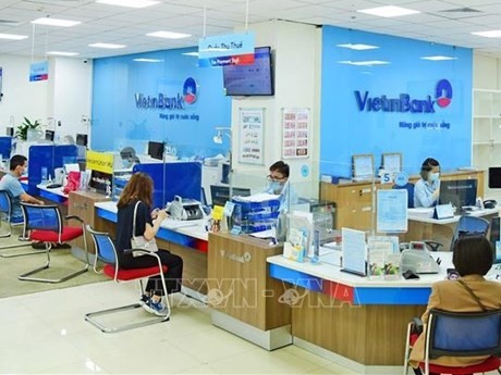 Clientes realizan transacciones en el banco Vietinbank (Fuente: VNA)