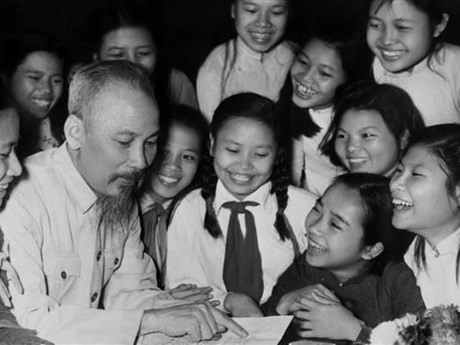 Alumnos destacados de movimientos de emulación patriótica de Hanói felicitan al Presidente Ho Chi Minh con motivo de su cumpleaños (19 de mayo de 1958) en el Palacio Presidencial. (Fuente: VNA) 