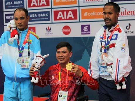 El nadador vietnamita Vo Thanh Tung (en el medio) (Foto: VNA)
