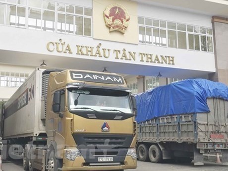 Camiones que transportan mercancías pasan por la puerta fronteriza de Tan Thanh en la provincia norteña de Lang Son. (Foto: VNA)