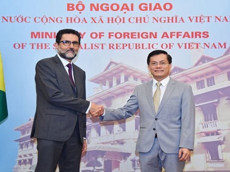 Viceministro de Relaciones Exteriores de Vietnam, Ha Kim Ngoc recibe a su homólogo brasileño Eduardo Paes Saboia (Fuente: VNA)