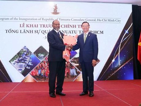 El director del Departamento de Relaciones Exteriores en Ciudad Ho Chi Minh, Tran Phuoc Anh (derecha), felicitó al representante del Ministerio de Relaciones Exteriores, Cooperación Internacional y Comercio Exterior de Vanuatu, Charlot Salwai. (Foto: VNA)