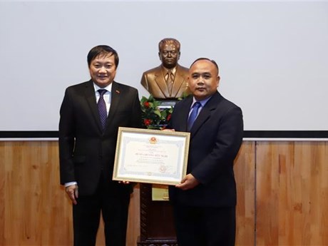 El embajador de Vietnam en Laos, Nguyen Ba Hung (izquierda) entrega la Medalla de la Amistad del Estado de Vietnam al representante de Museo de Kaysone Phomvihane de Laos (Fuente:VNA)