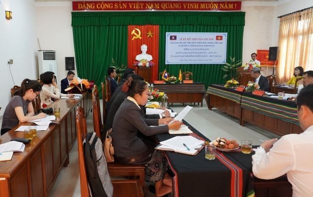 Representantes de las provincia vietnamita de Thua Thien-Hue y laosiana de Salavane en el acto de firma. 