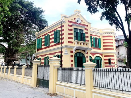 Con el apoyo técnico de expertos franceses, se completan la renovación de toda la arquitectura exterior de la villa antigua número 49 de la calle Tran Hung Dao - número 46 de la calle Hang Bai (Foto: hanoimoi.com.vn)