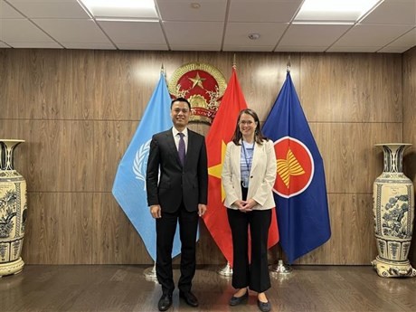 El embajador Dang Hoang Giang, jefe de la misión permanente vietnamita ante las Naciones Unidas se reunió con la embajadora canadiense sobre el cambio climático, Catherine Stewart (Fuente: VNA)
