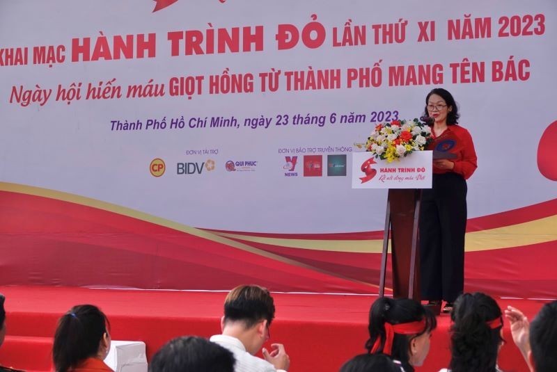 La presidenta del Comité Central de la Cruz Roja de Vietnam, Bui Thi Hoa, habla en el acto de lanzamiento.
