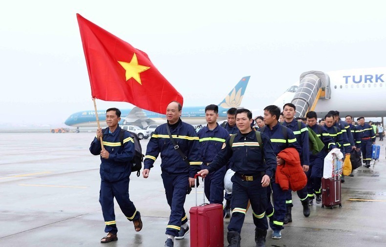 Equipo de búsqueda y rescate del Ministerio de Seguridad Pública de Vietnam vuele al país después de cumplir misión en Turquía.