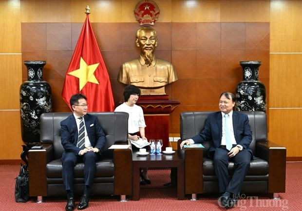 El viceministro de Industria y Comercio de Vietnam Do Thang Hai recibe a Toshio Kuwahara, presidente y director ejecutivo de Asian Honda Motor. (Fotografía: VNA)