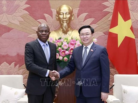 El presidente de la Asamblea Nacional (Parlamento) Vuong Dinh Hue, recibió al director general de la Organización Internacional de Trabajo, Gilbert F. Houngbo (Fuente: VNA)