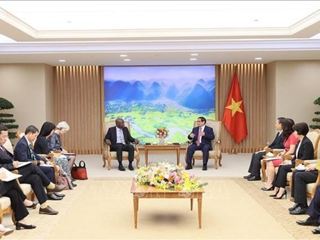 El primer ministro de Vietnam, Pham Minh Chinh, recibió al director general de la Organización Internacional del Trabajo (OIT), Gilbert F. Houngbo (Fuente: VNA)
