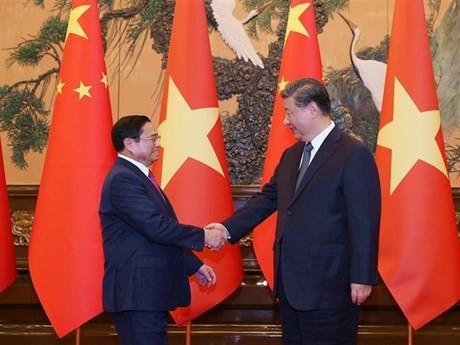 El primer ministro de Vietnam, Pham Minh Chinh (izquierda), y el secretario general del Partido Comunista y presidente de China, Xi Jinping, (Fuente: VNA)