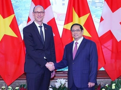 El primer ministro de Vietnam, Pham Minh Chinh (derecha) y el presidente del Consejo Nacional (Cámara Baja) de Suiza, Martin Candinas, (Fuente: VNA)