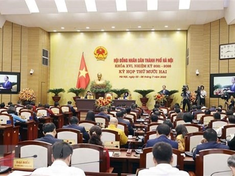 Panorama de una sesión de la reunión 12 del Consejo Popular de Hanoi del XVI mandato (2021-2026)