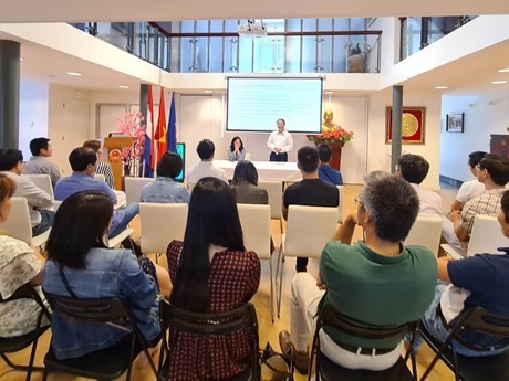 Pham Viet Anh, embajador de Hanoi en los Países Bajos, habla en el evento (Fuente: VNA)