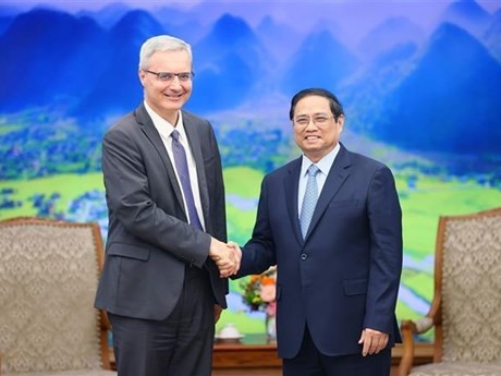 El primer ministro de Vietnam, Pham Minh Chinh (derecha), recibe al embajador de Francia en Hanoi, Nicolas Warnery (Foto: VNA)